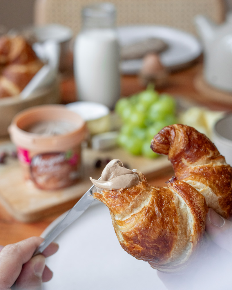 Viba Nougat Creme Royal Palmölfrei gestrichen auf ein Croissant zum Frühstück