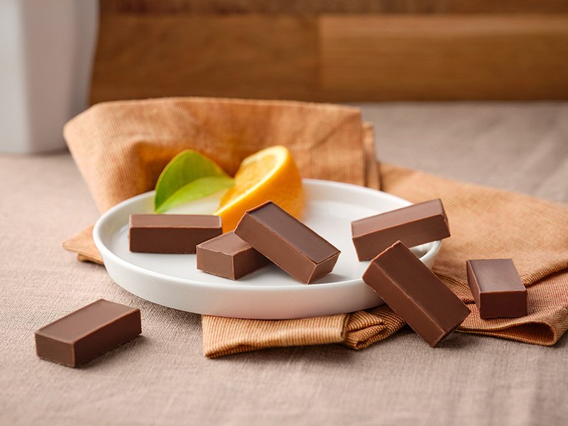 Viba Orangen Nougat Minis auf Teller mit Orange