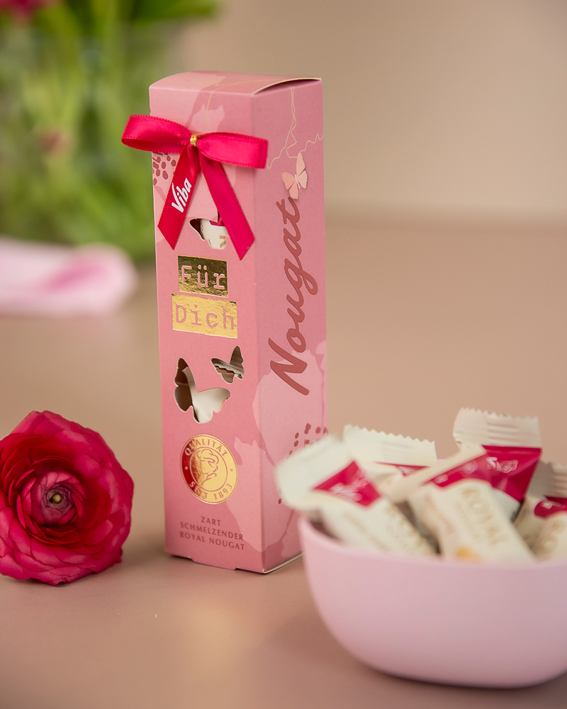 Viba Genusszeit Butterfly mit Royal Nougat Minis auf dekorierten Tisch mit Rosen, 60 g