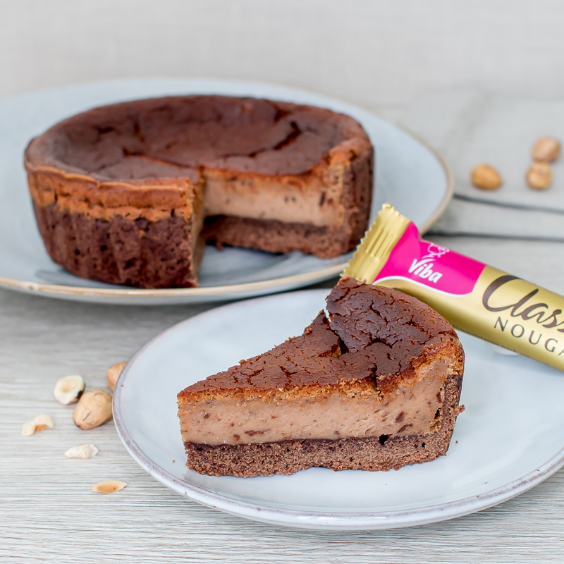 Viba Nougat Cheesecake Stückchen mit Viba Classic Nougat Stange auf einem Teller