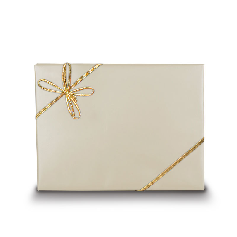 Viba Edel Nougat Variation mit Geschenkpapier und Schleife