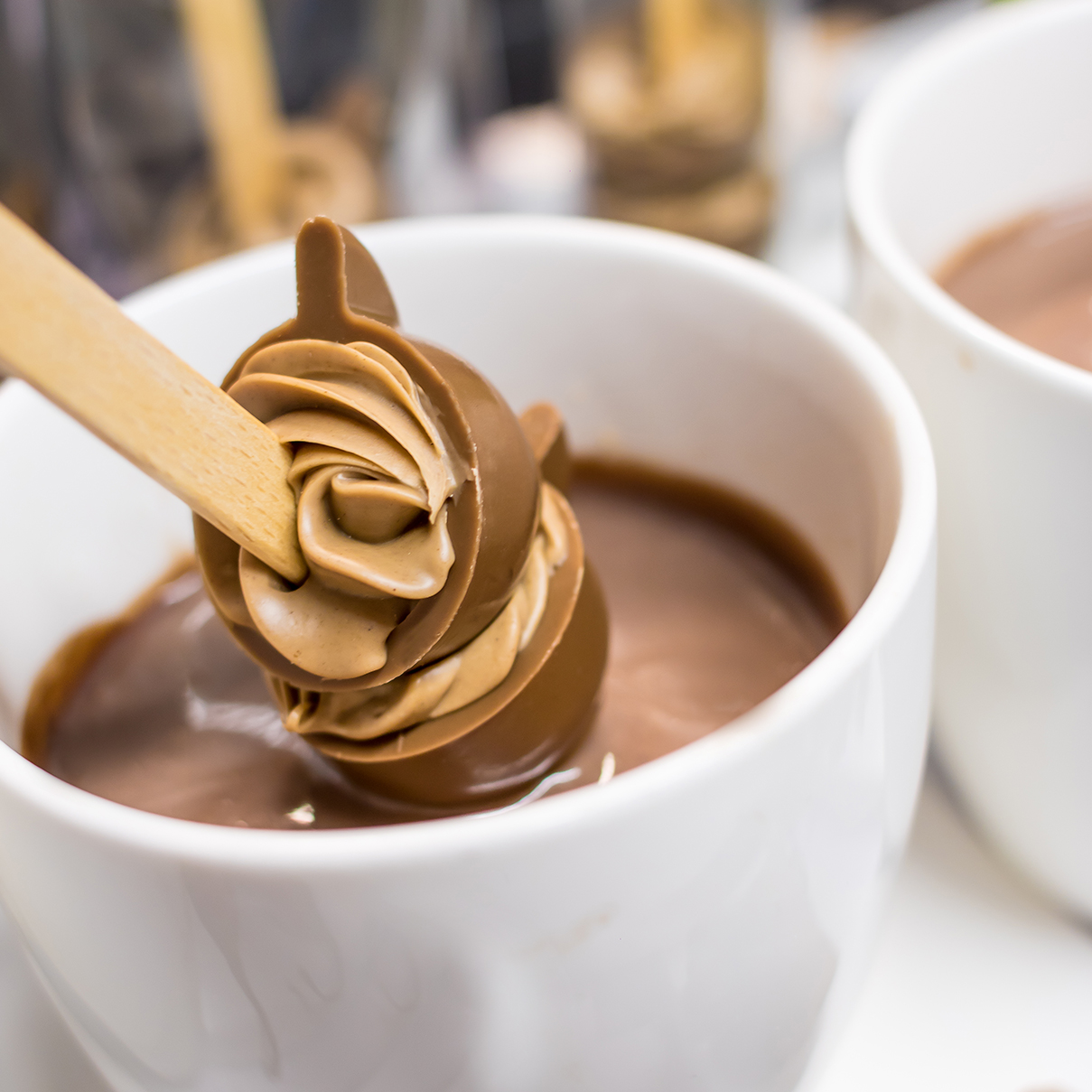 Viba Trinknougat Royal beim Einrühren in die Tasse mit heißer Milch
