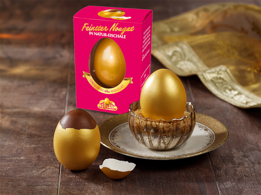 Viba Classic Nougat Osterei in goldener Natureischale im Eierbecher
