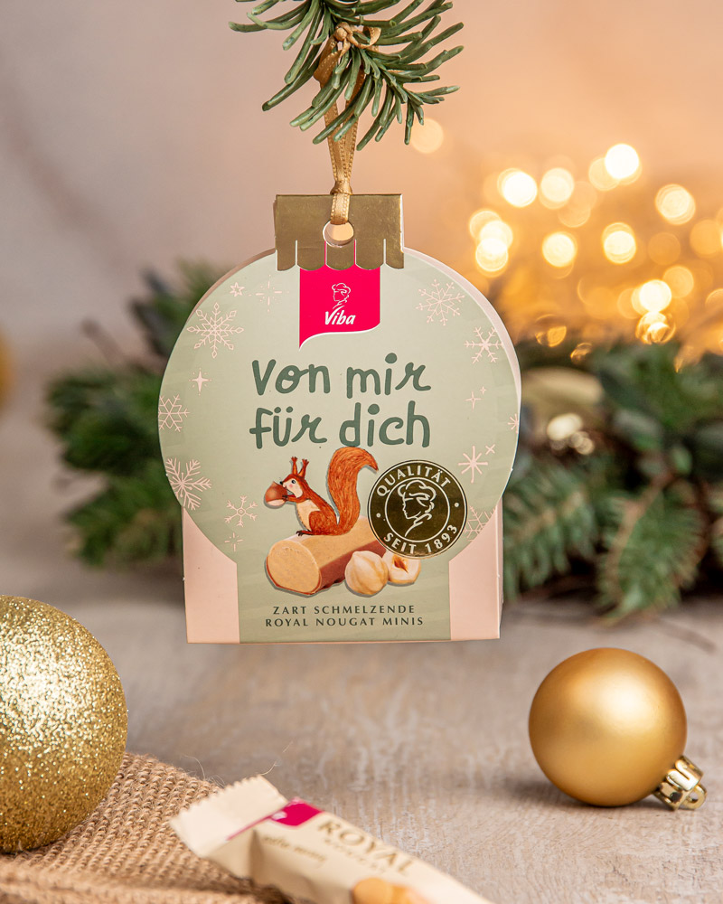 Viba kleine Grüße Weihnachtsgeschenk mit Royal Nougat "von mir für dich" - als Anhänger am Weihnachtsbaum