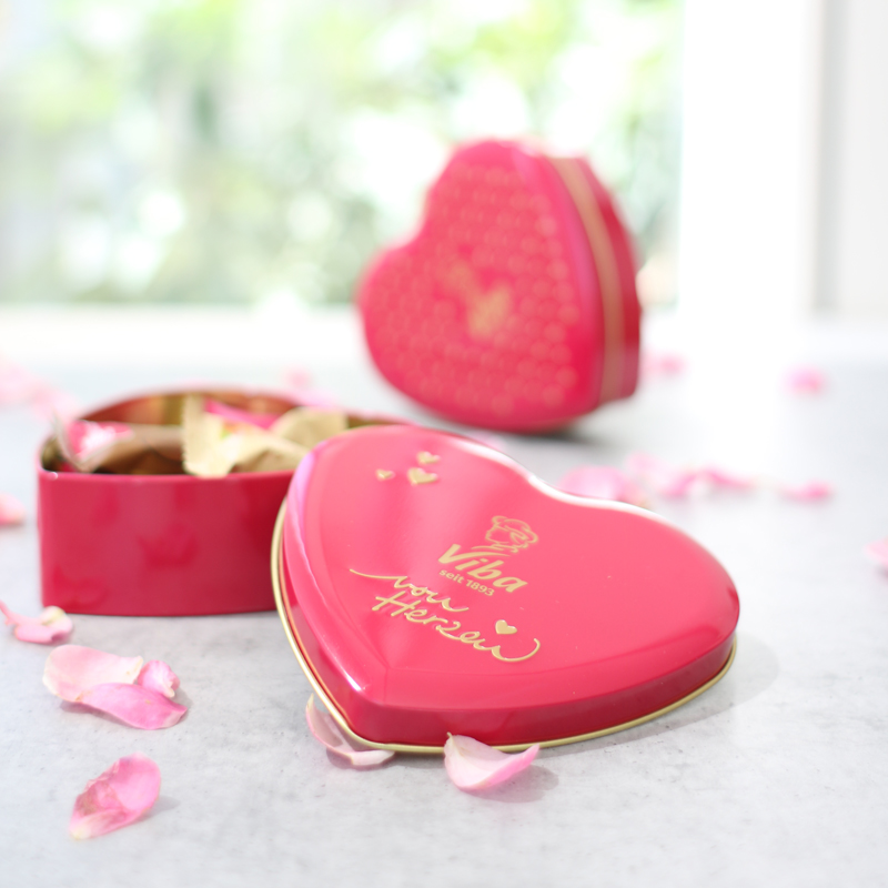 Viba Herz-Geschenkdose „Von Herzen“ mit Nougat Minis in roter Herzdose
