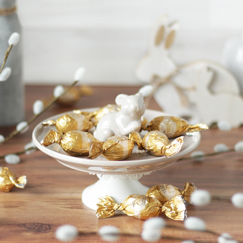 Viba Classic Nougat Eier auf dekoriertem Osterteller